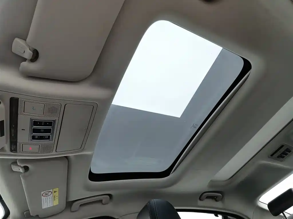 Jaguar XEL 2018 — фото 14