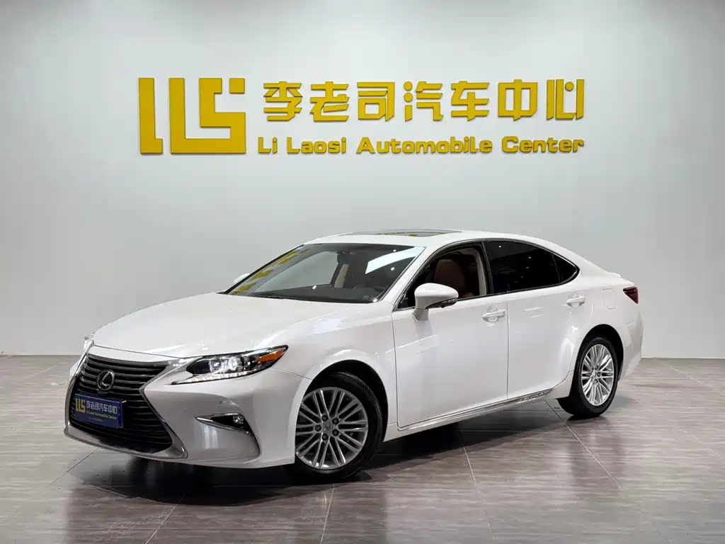 Lexus ES 2018 — фото 1