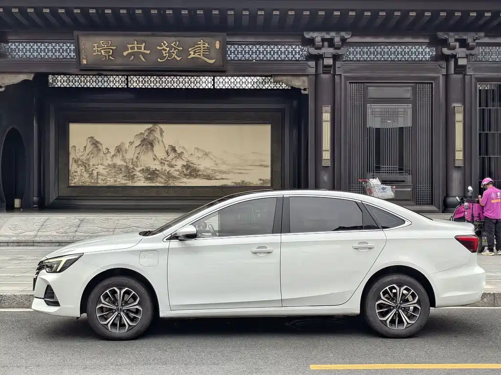 Roewe i6 MAX New Energy 2023 — фото 7