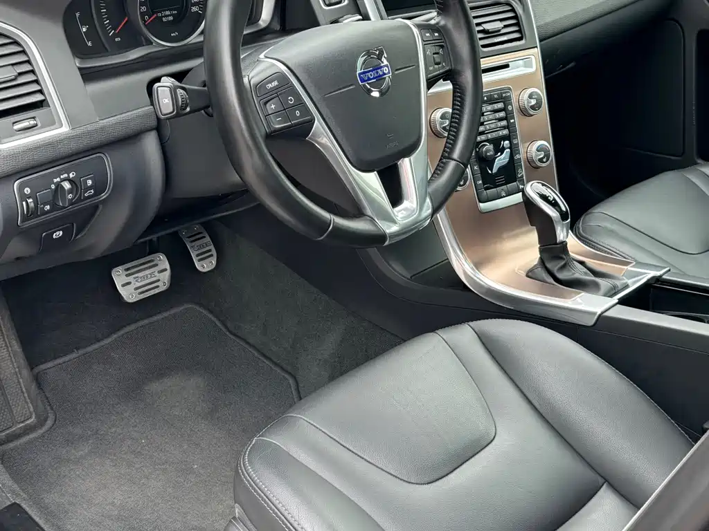 Volvo XC60 2016 — фото 15
