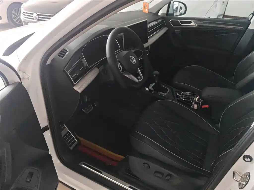 Volkswagen Tiguan L 2023 — фото 12