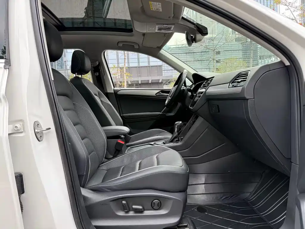 Volkswagen Tiguan L Plug-In Hybrid 2021 — фото 15