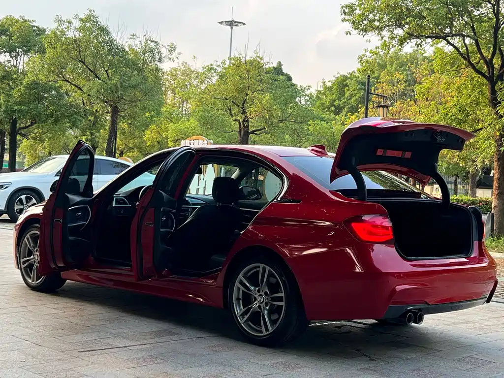 BMW 3 Series 2018 — фото 19