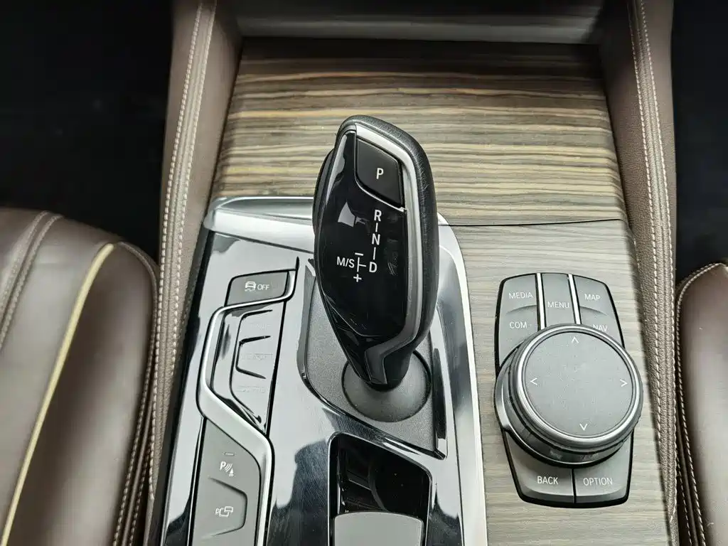 BMW 5 Series 2019 — фото 13