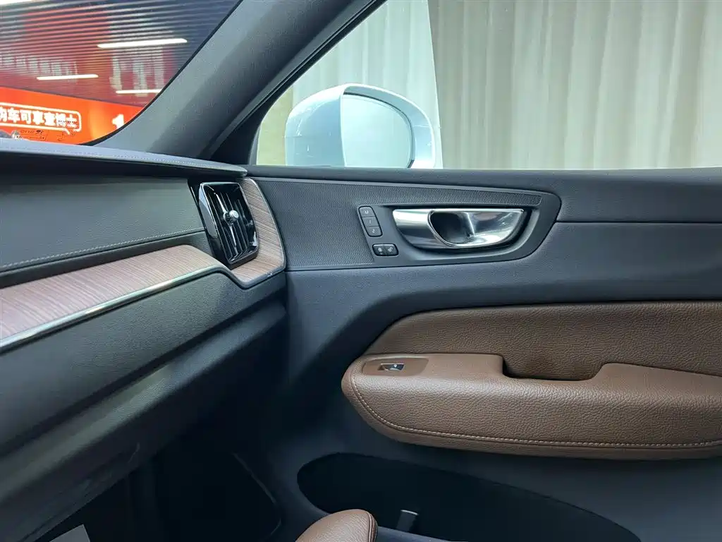 Volvo XC60 2022 — фото 16