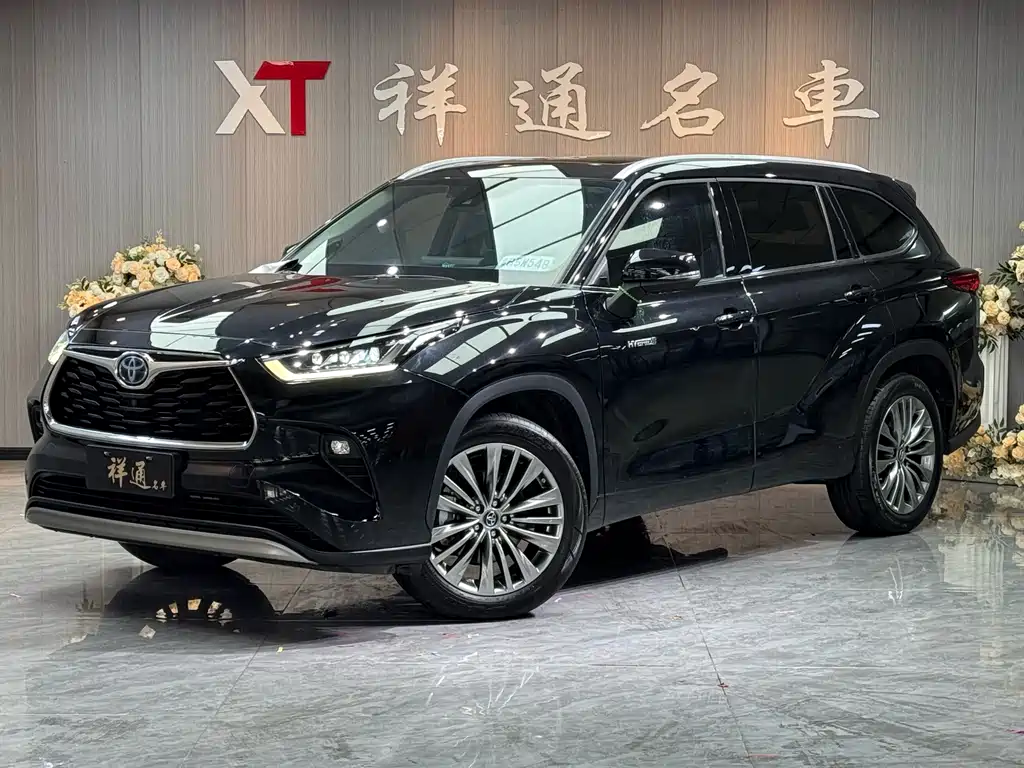 Toyota Highlander 2022 — фото 1