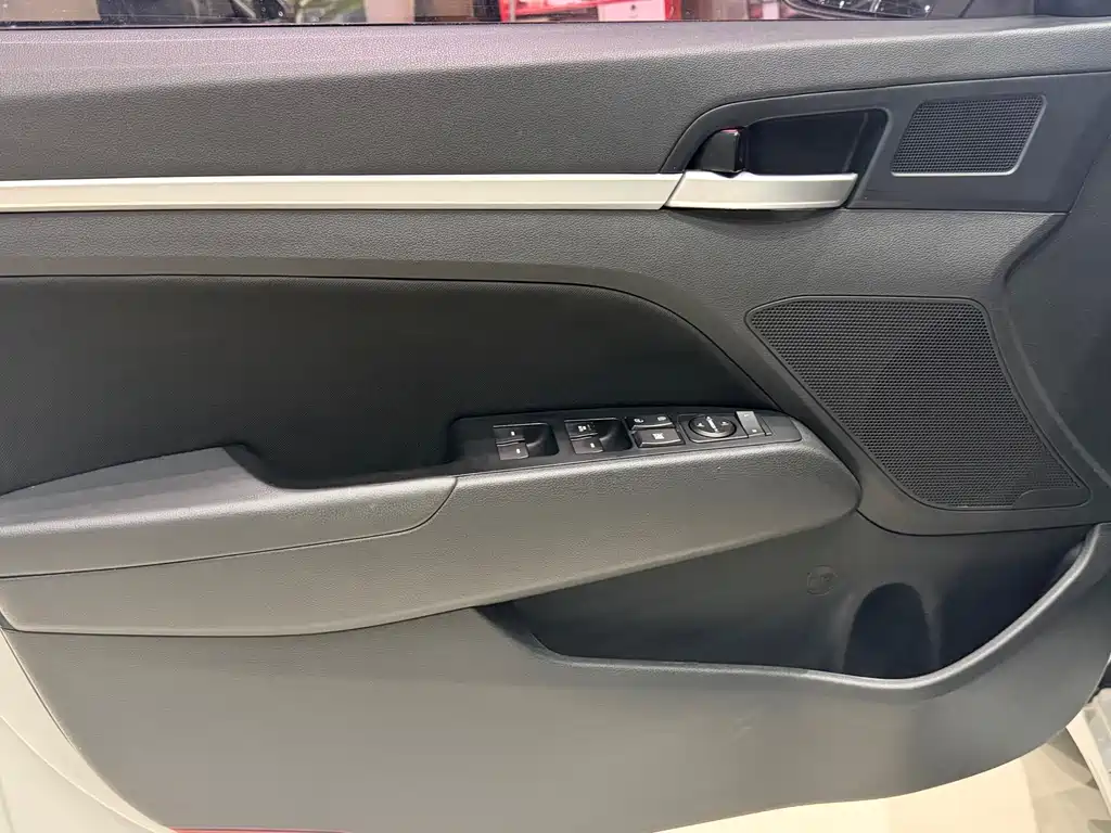 Hyundai Elantra 2018 — фото 10