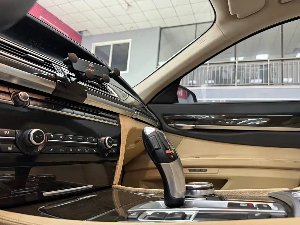 BMW 7 Series 2013 — фото 10
