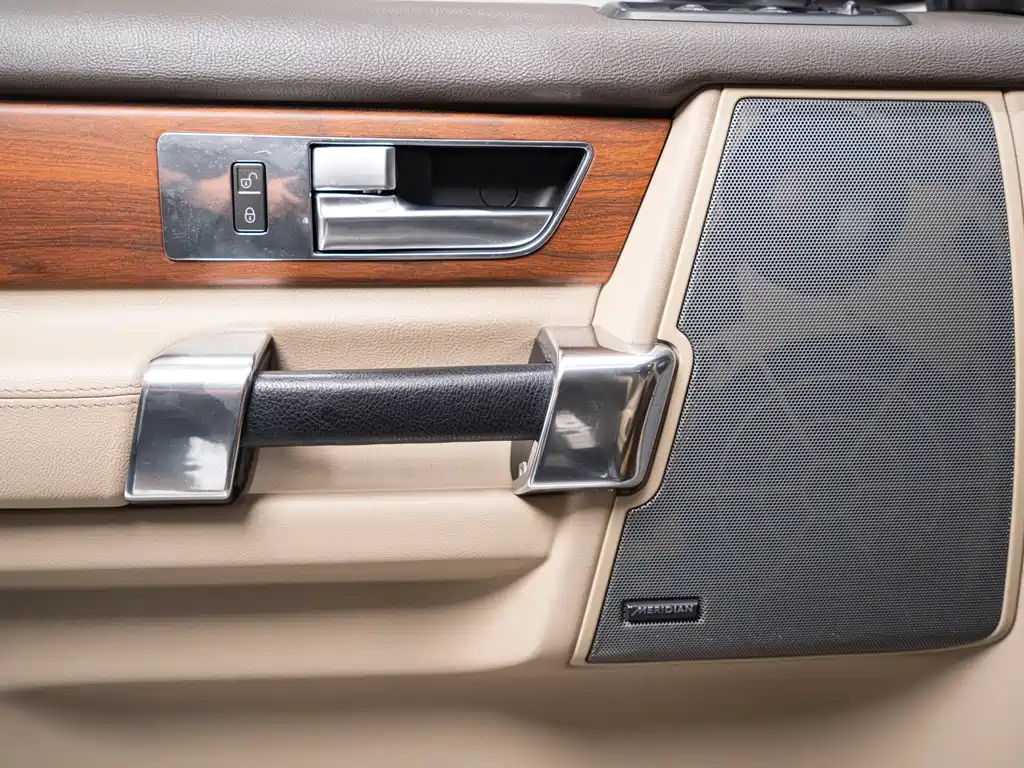 Land Rover Discovery 2016 — фото 19
