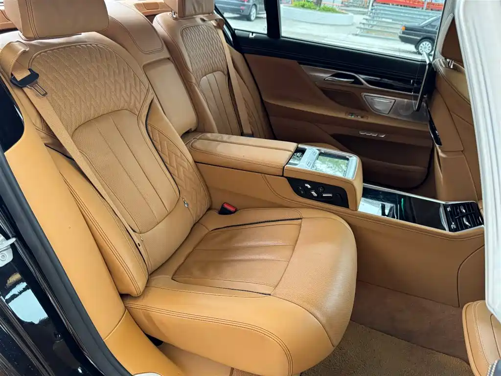 BMW 7 Series 2017 — фото 30