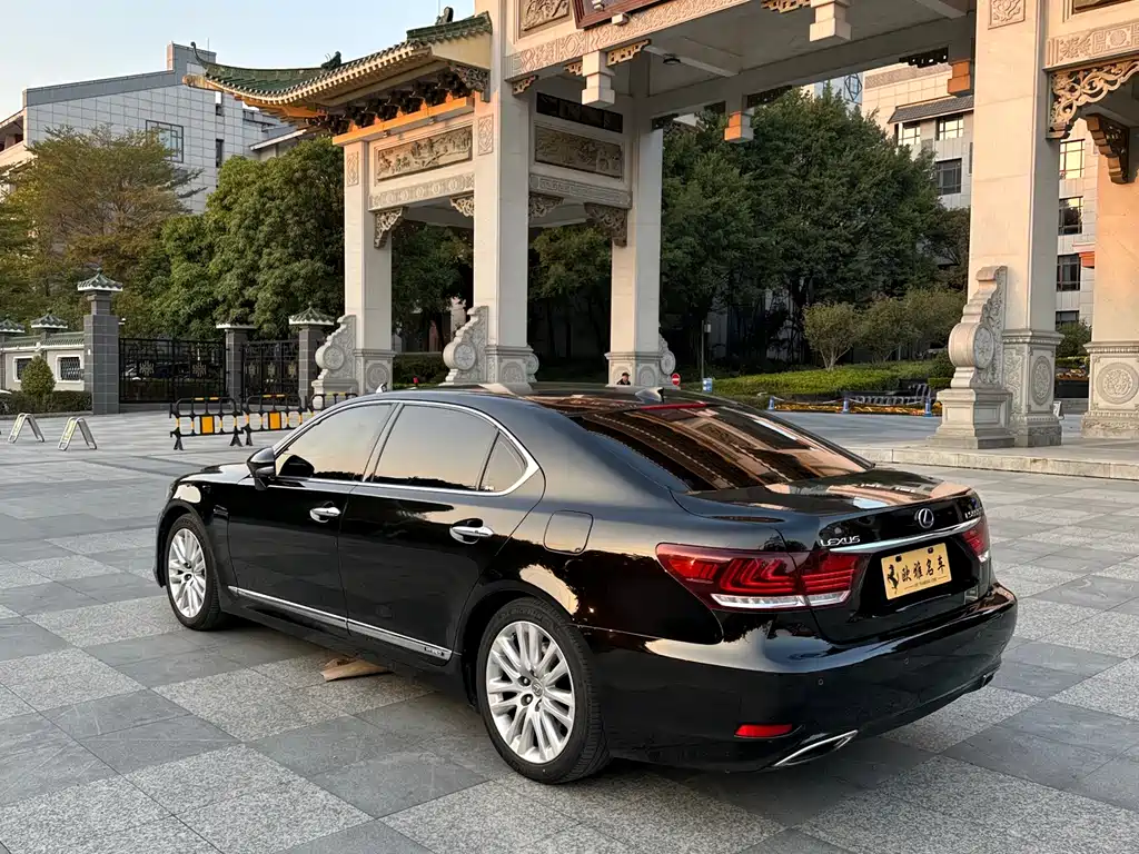 Lexus LS 2014 — фото 18