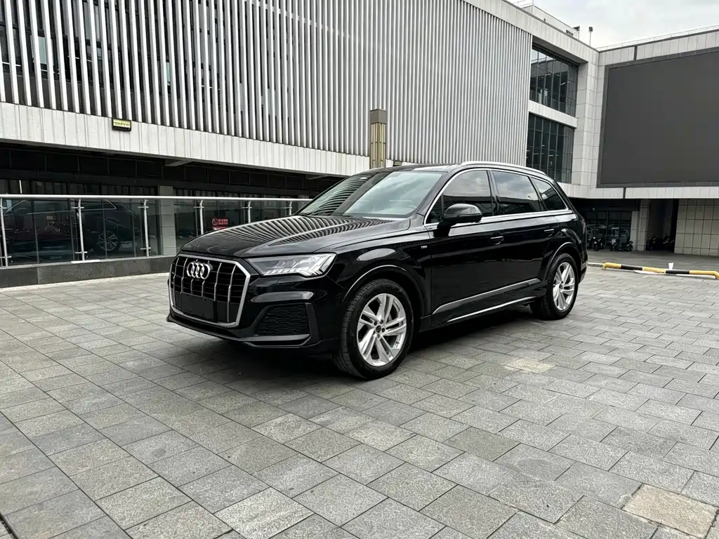 Audi Q7 2024 — фото 1