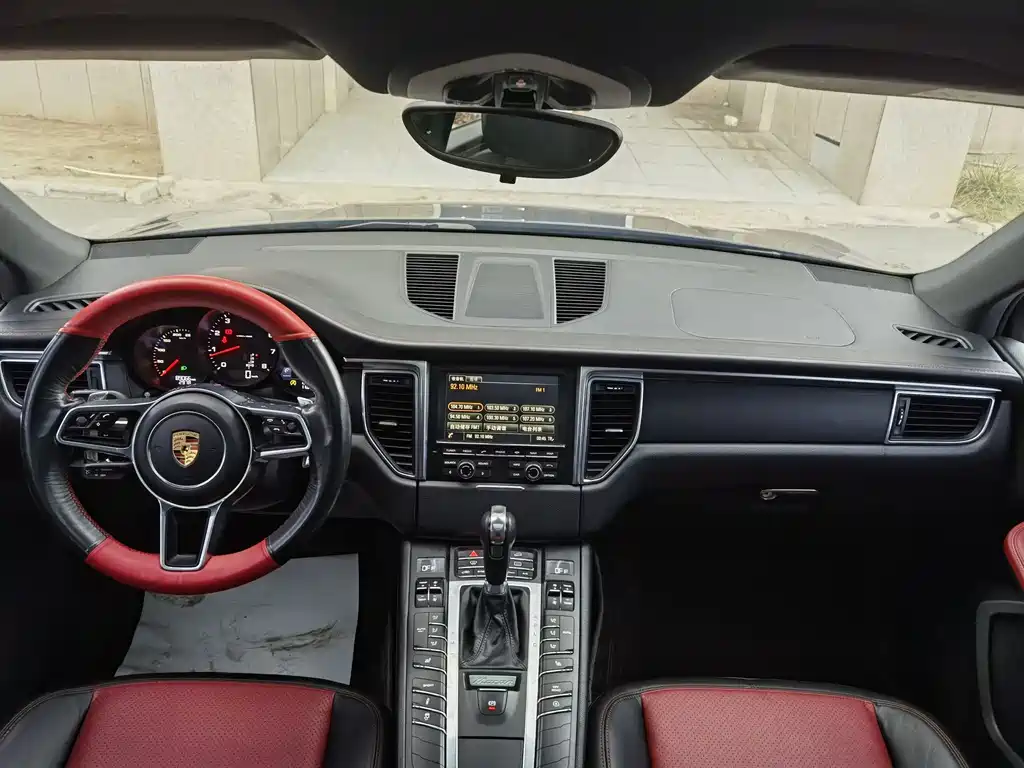 Porsche Macan 2017 — фото 11