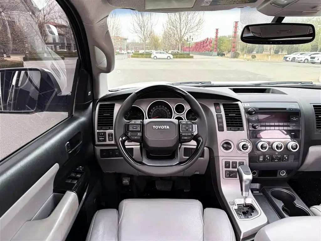 Toyota Sequoia 2015 — фото 11