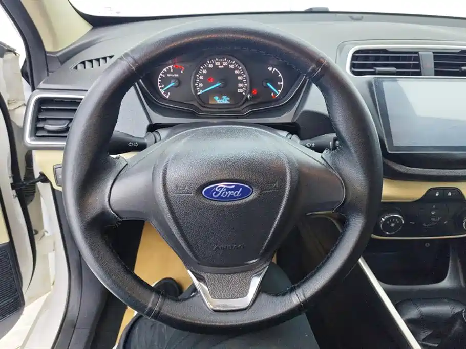 Ford Escort 2018 — фото 15
