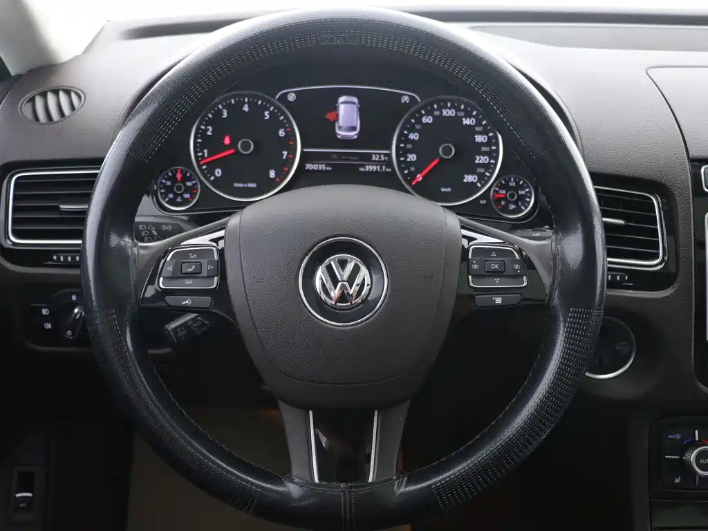 Volkswagen Touareg 2017 — фото 13