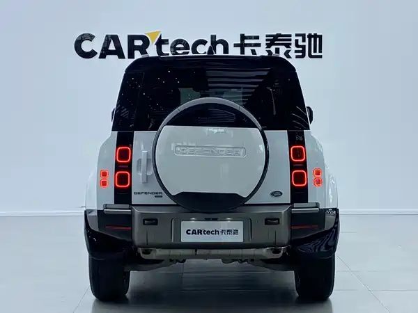Land Rover Defender 2024