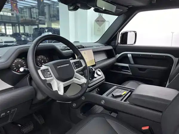 Land Rover Defender 2024