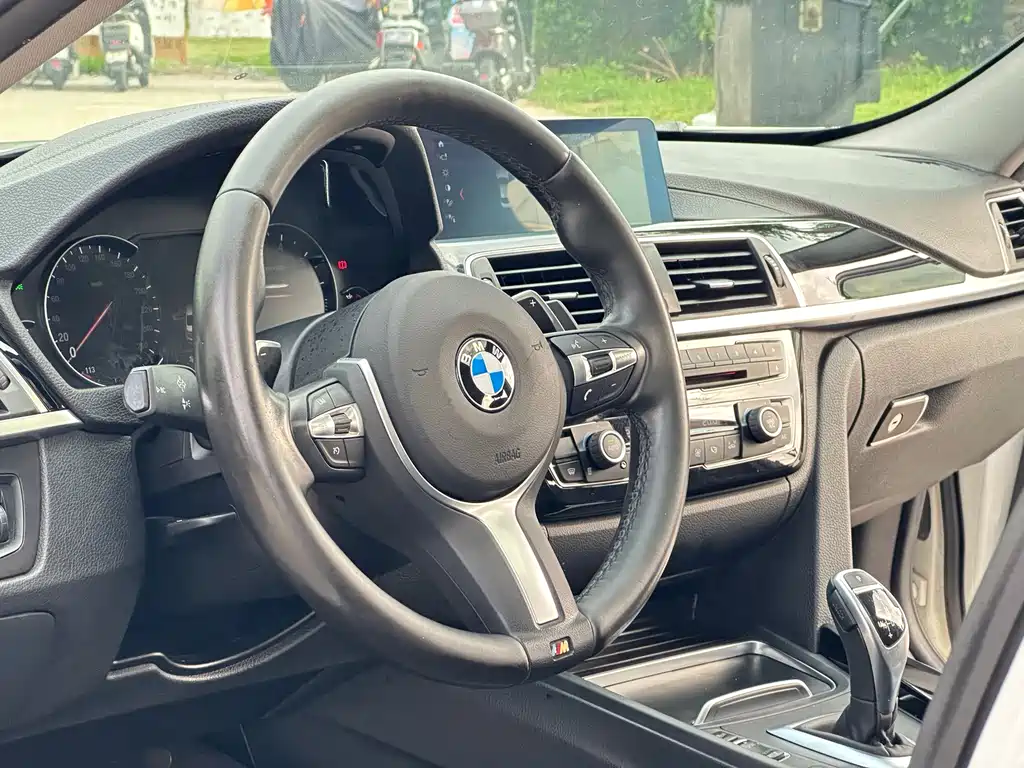 BMW 3 Series 2017 — фото 10