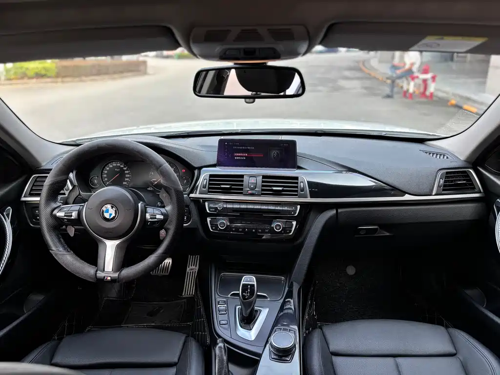 BMW 3 Series 2018 — фото 9