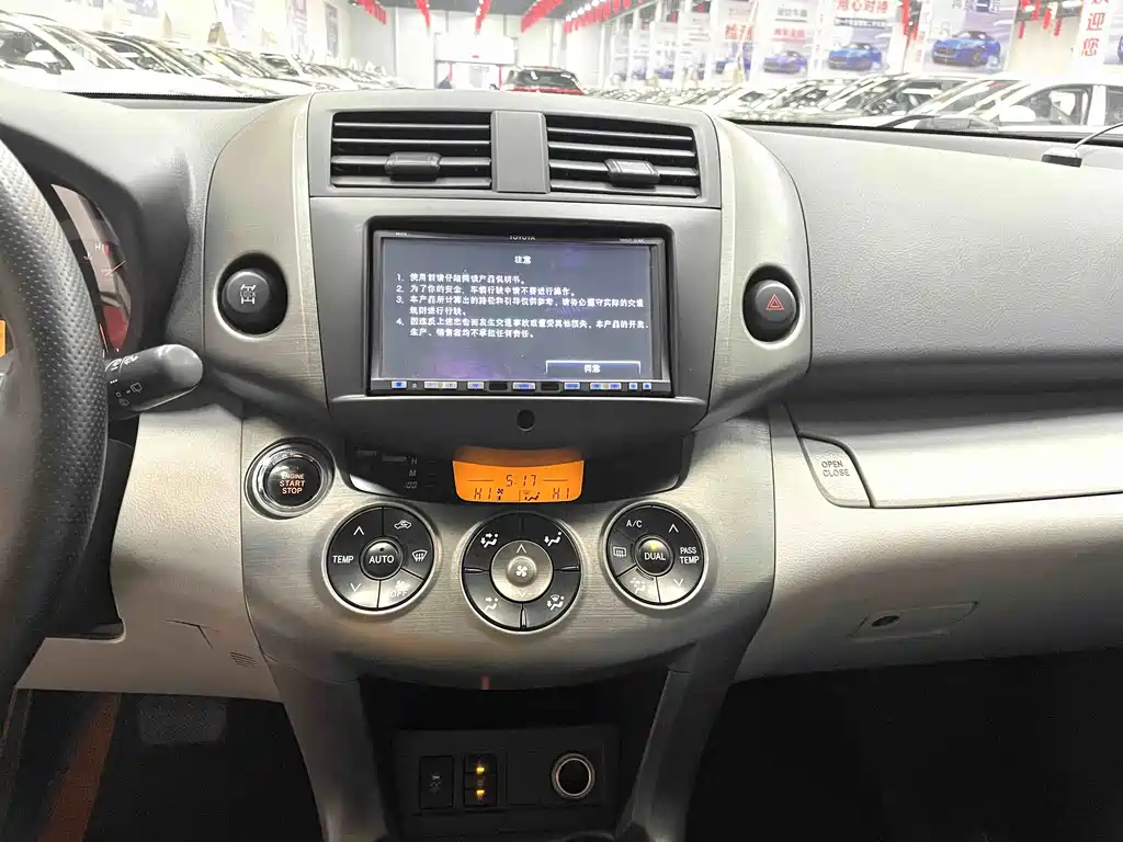 Toyota RAV4 2011 — фото 12