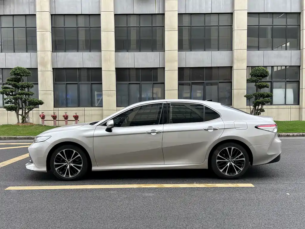 Toyota Camry 2018 — фото 17