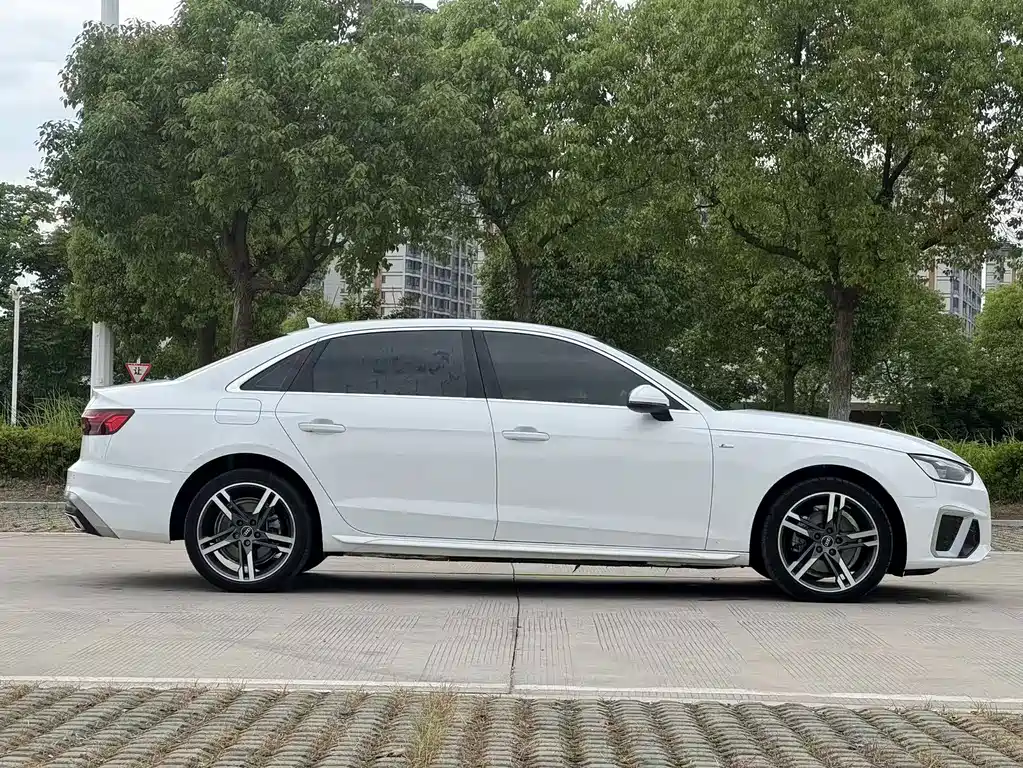 Audi A4L 2022 — фото 3