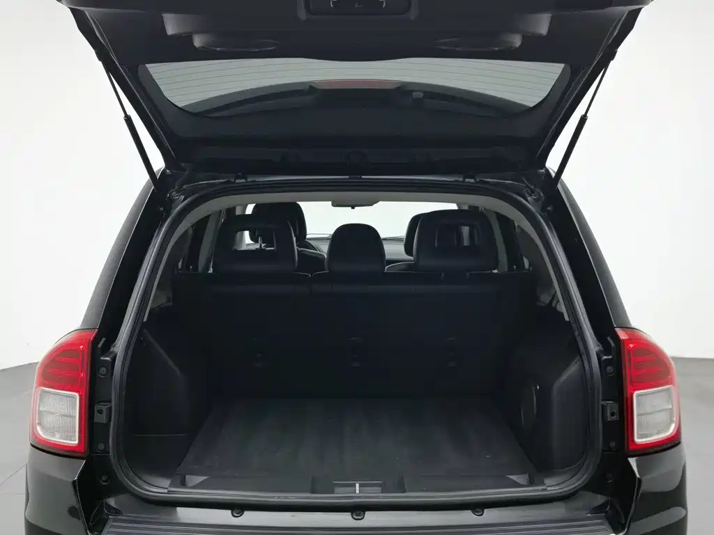Jeep Compass 2012 — фото 16