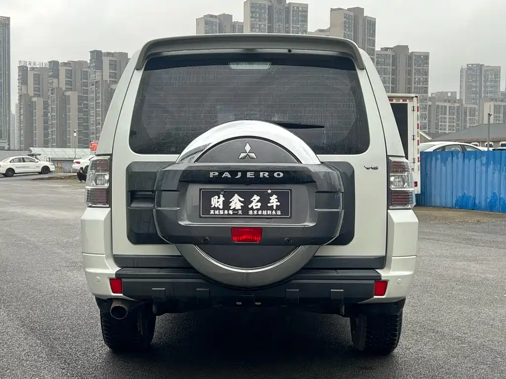 Mitsubishi Pajero 2018 — фото 13