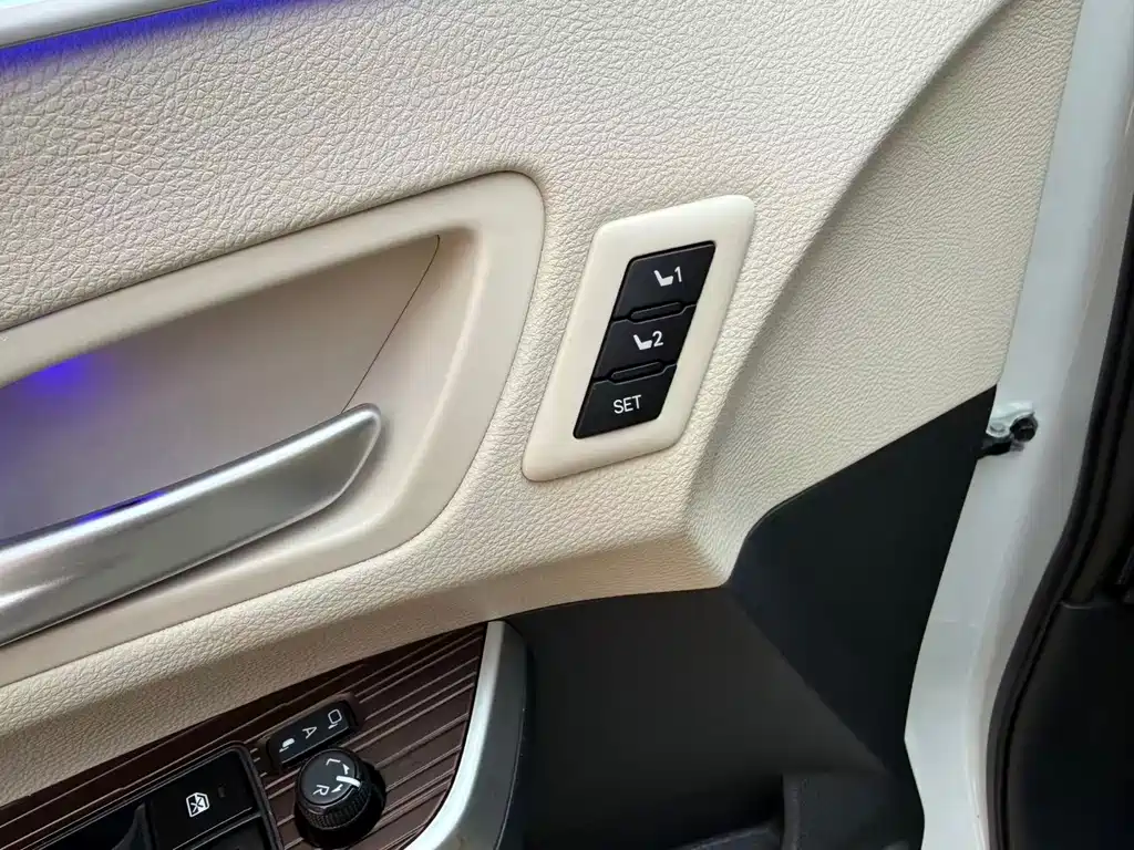 Toyota Granvia 2023 — фото 15