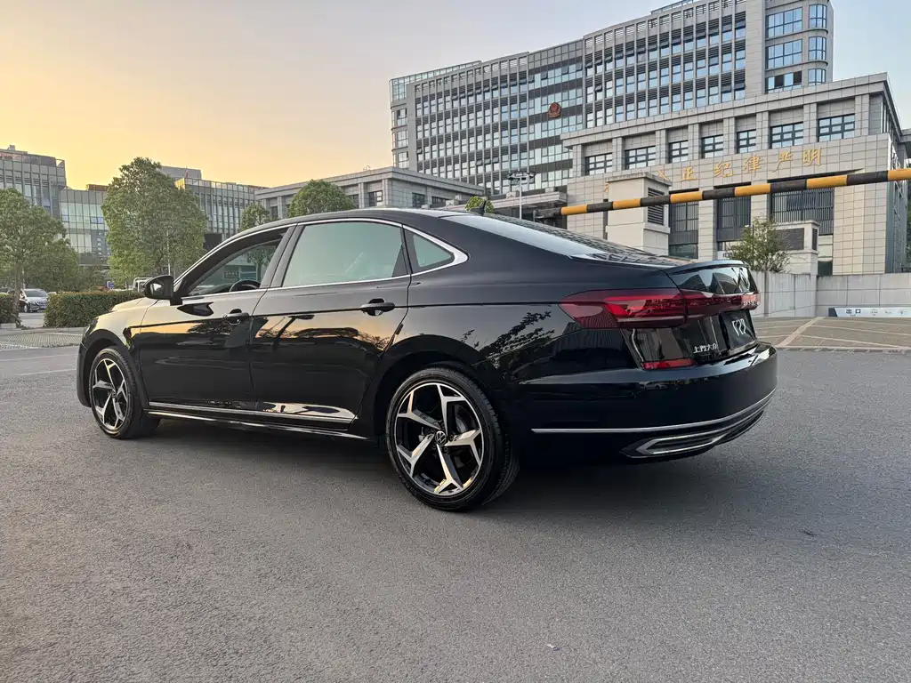 Volkswagen Passat 2023 — фото 8