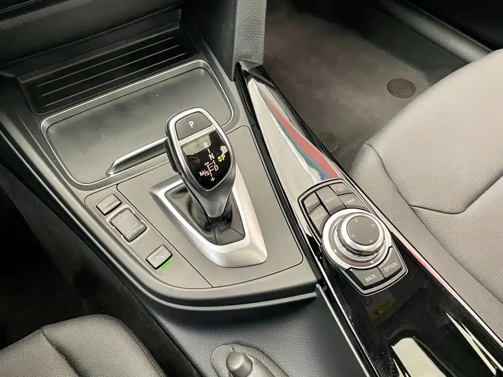 BMW 3 Series 2017 — фото 10