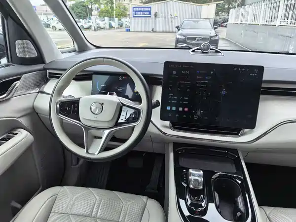Volvo EM90 2024