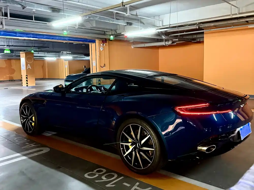 Aston Martin DB11 2018 — фото 12