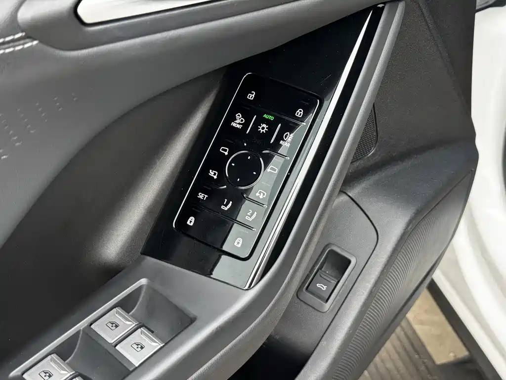 Audi Q6L E-Tron 2025 — фото 11