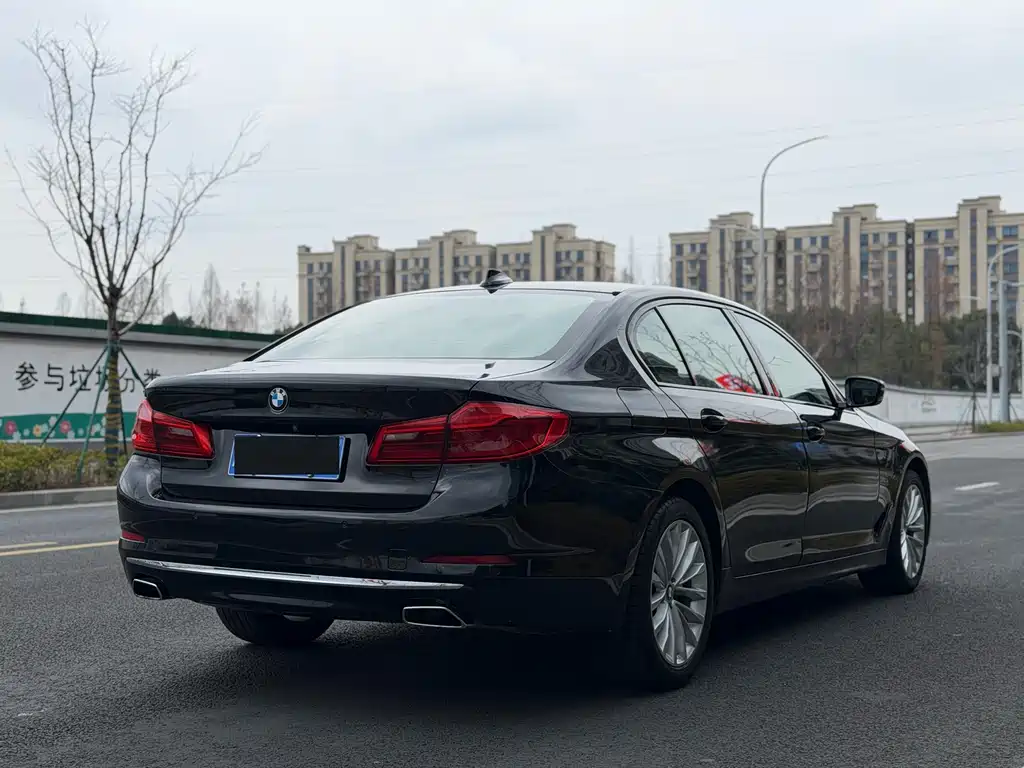 BMW 5 Series 2018 — фото 10