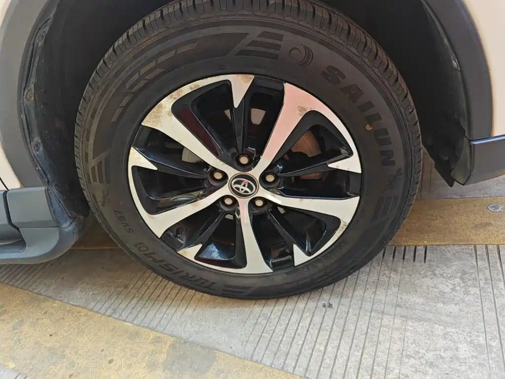 Toyota RAV4 2018 — фото 23