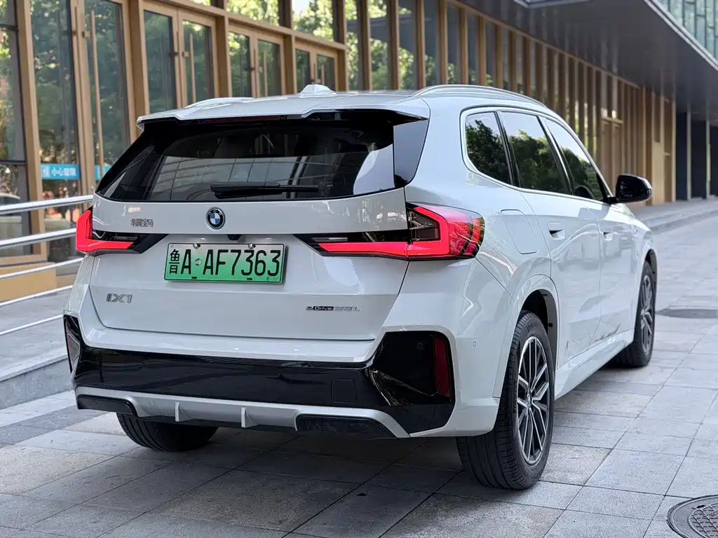 BMW iX1 2025