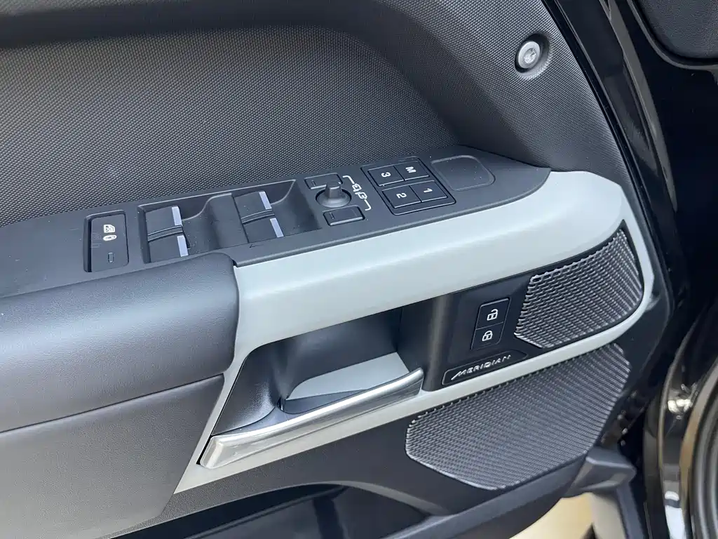 Land Rover Defender 2024 — фото 15