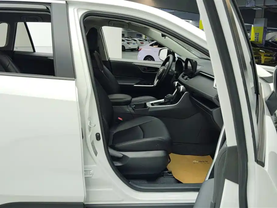 Toyota RAV4 2025 — фото 8