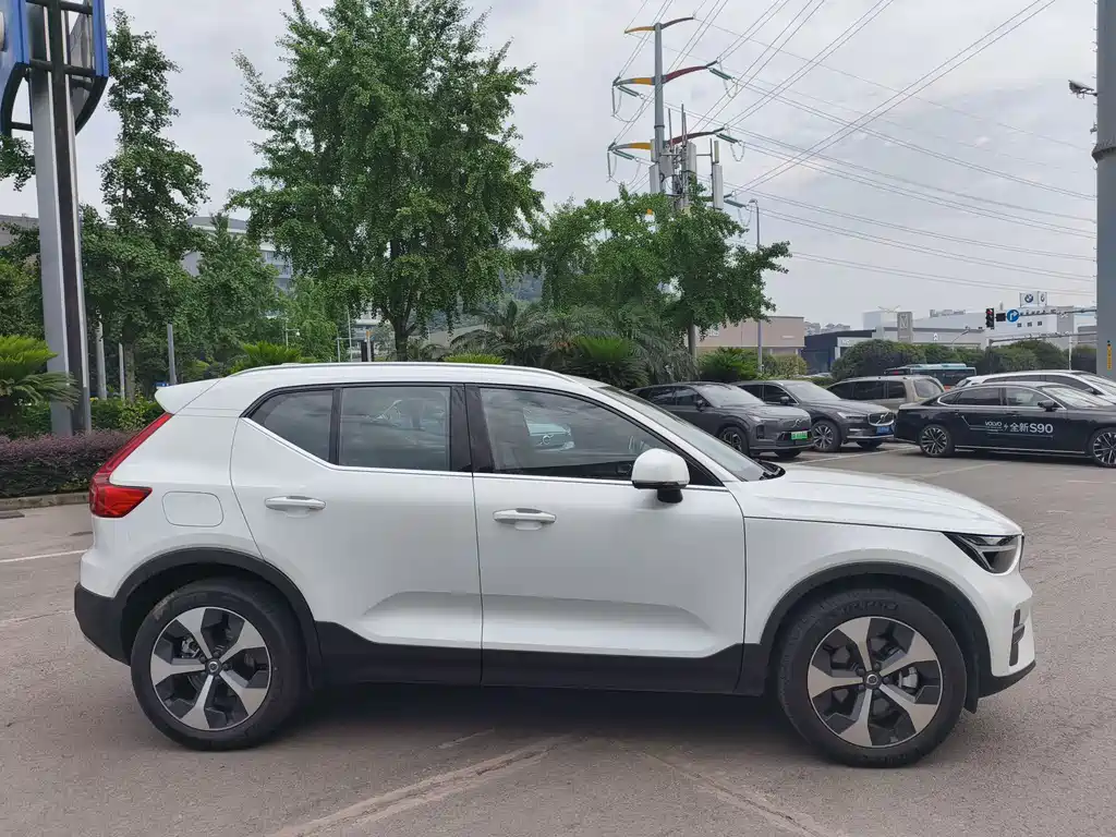 Volvo XC40 2025 — фото 4