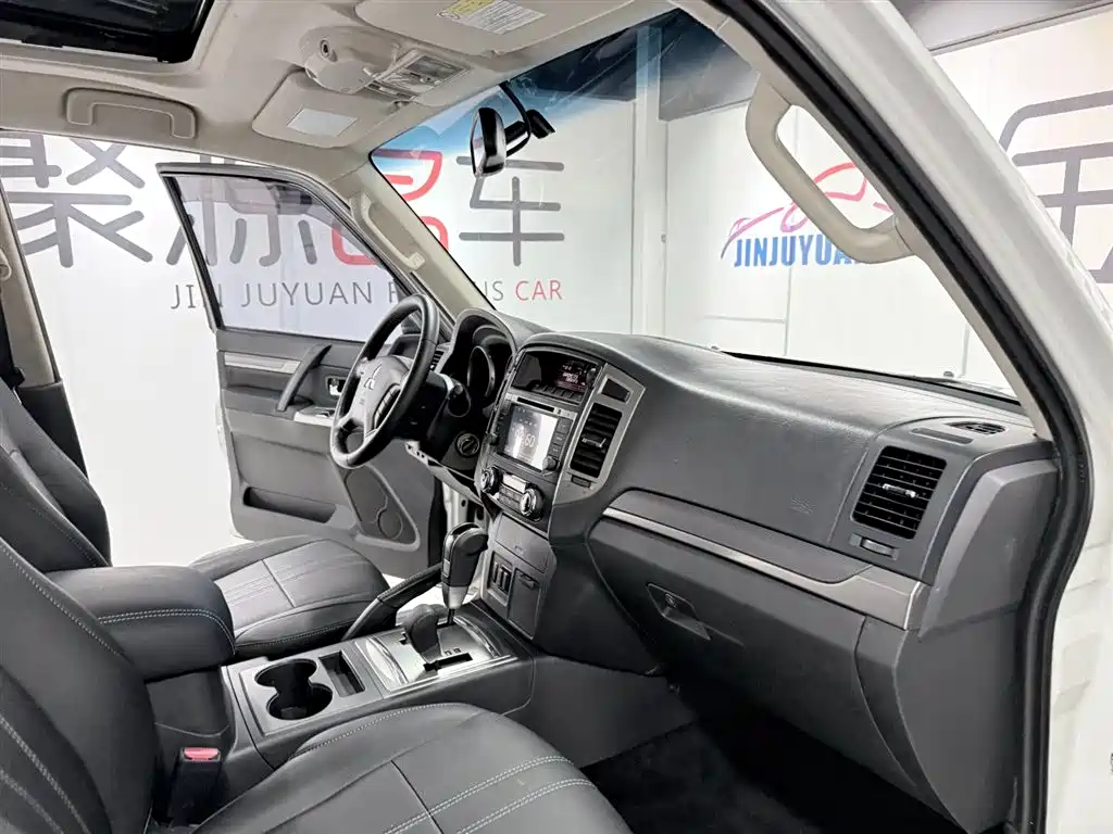 Mitsubishi Pajero 2016 — фото 17