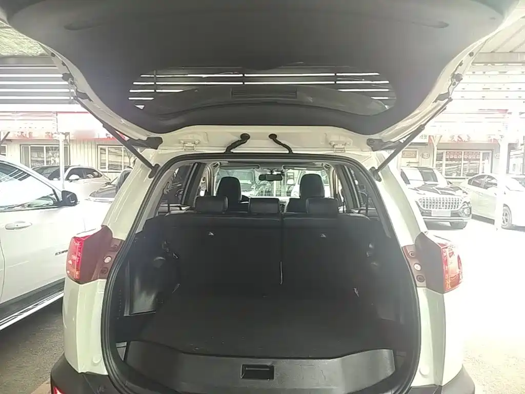 Toyota RAV4 2015 — фото 19