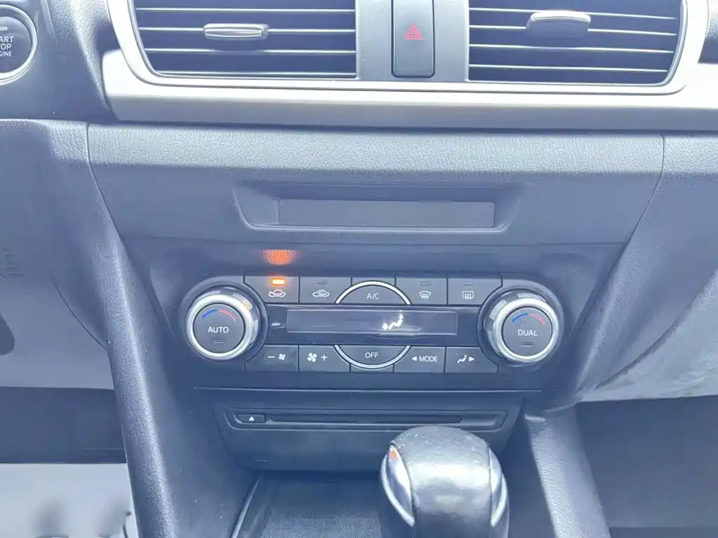 Mazda 3 Axela 2015