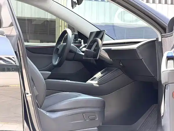 Tesla Model Y 2025