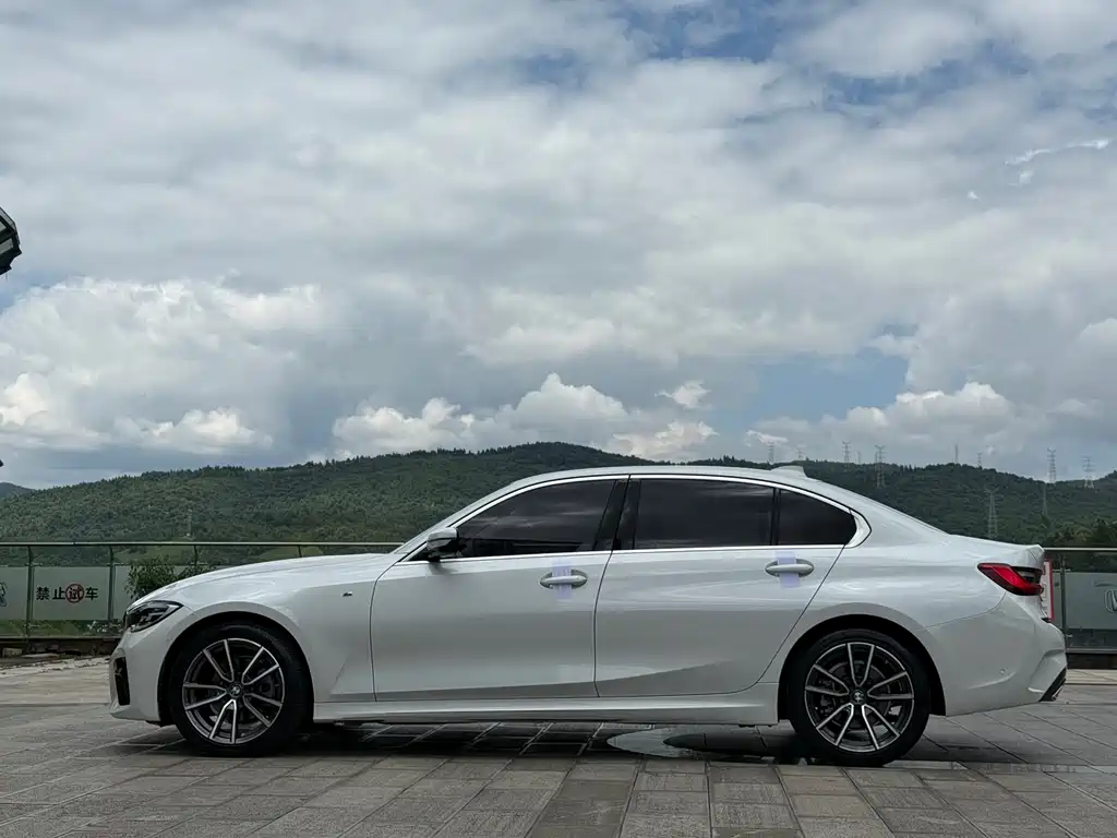 BMW 3 Series 2019 — фото 10
