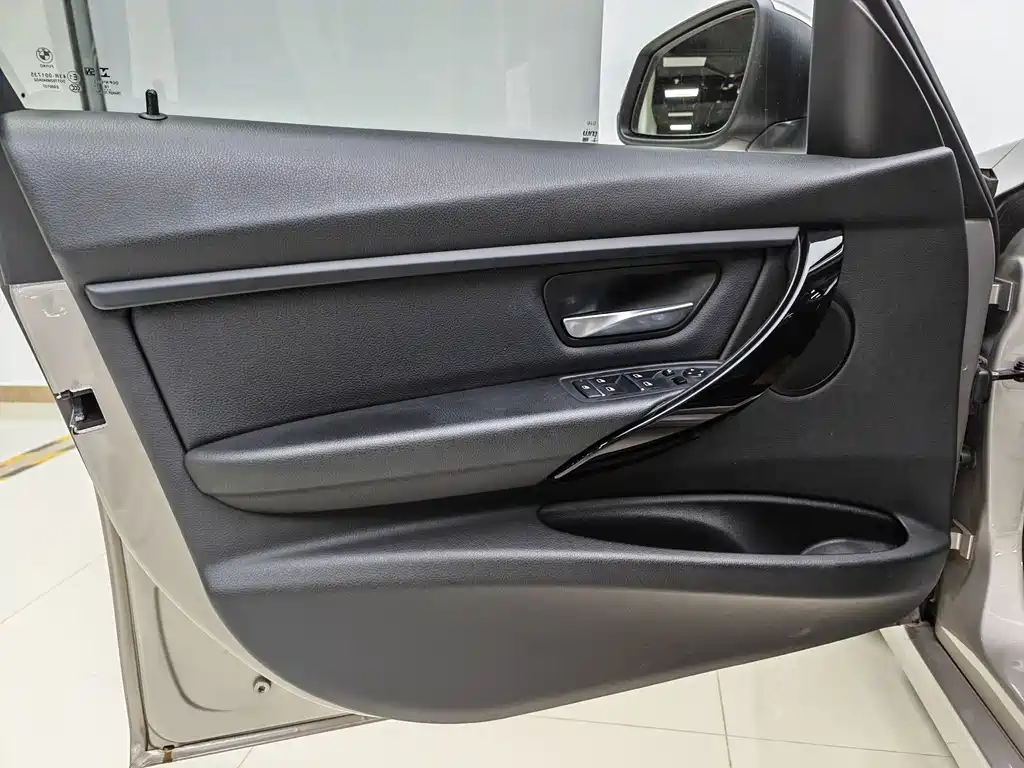 BMW 3 Series 2017 — фото 12