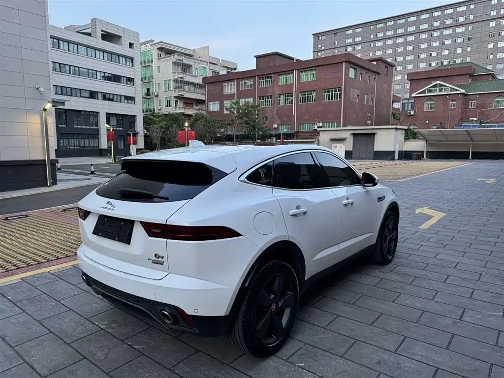Jaguar E-PACE 2019 — фото 7