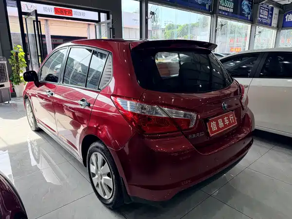 Venucia R50 2015