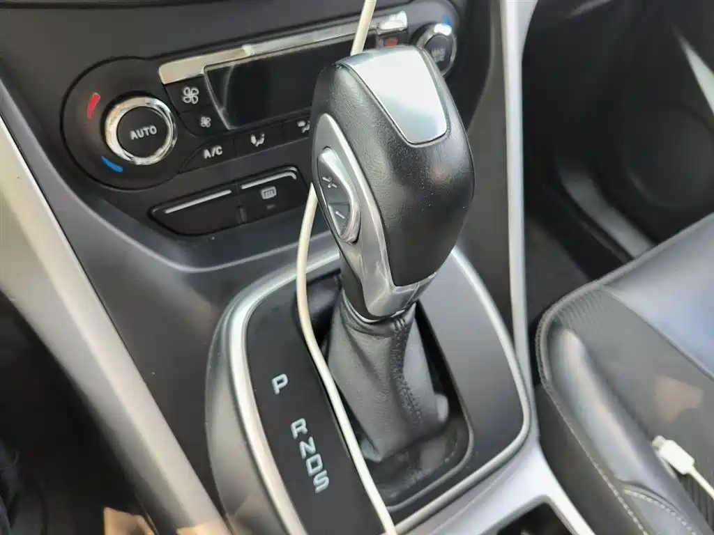 Ford Kuga 2015 — фото 10